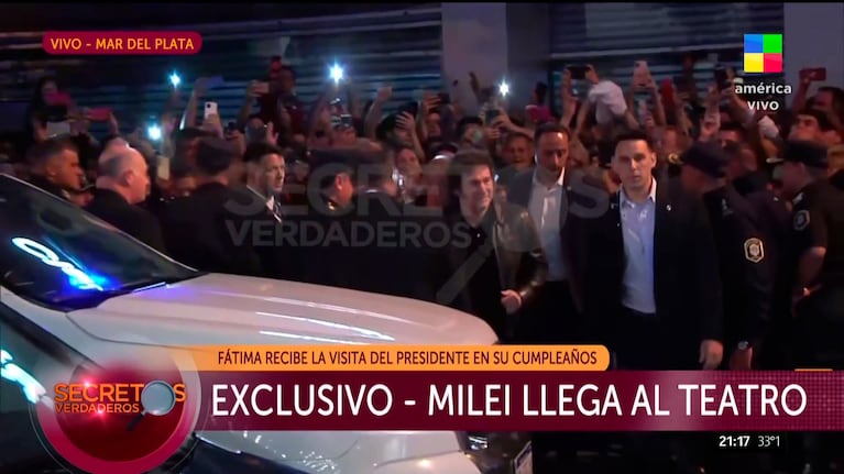 Javier Milei llegó al teatro por el cumpleaños de Fátima Florez (Foto: captura de Secretos Verdaderos).