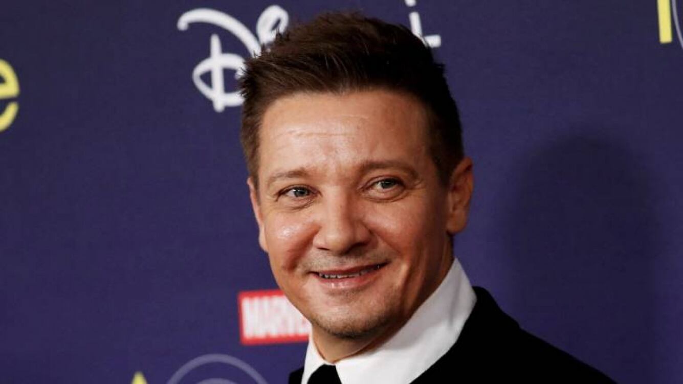 Jeremy Renner permanece en estado crítico pero estable luego de una complicada cirugía