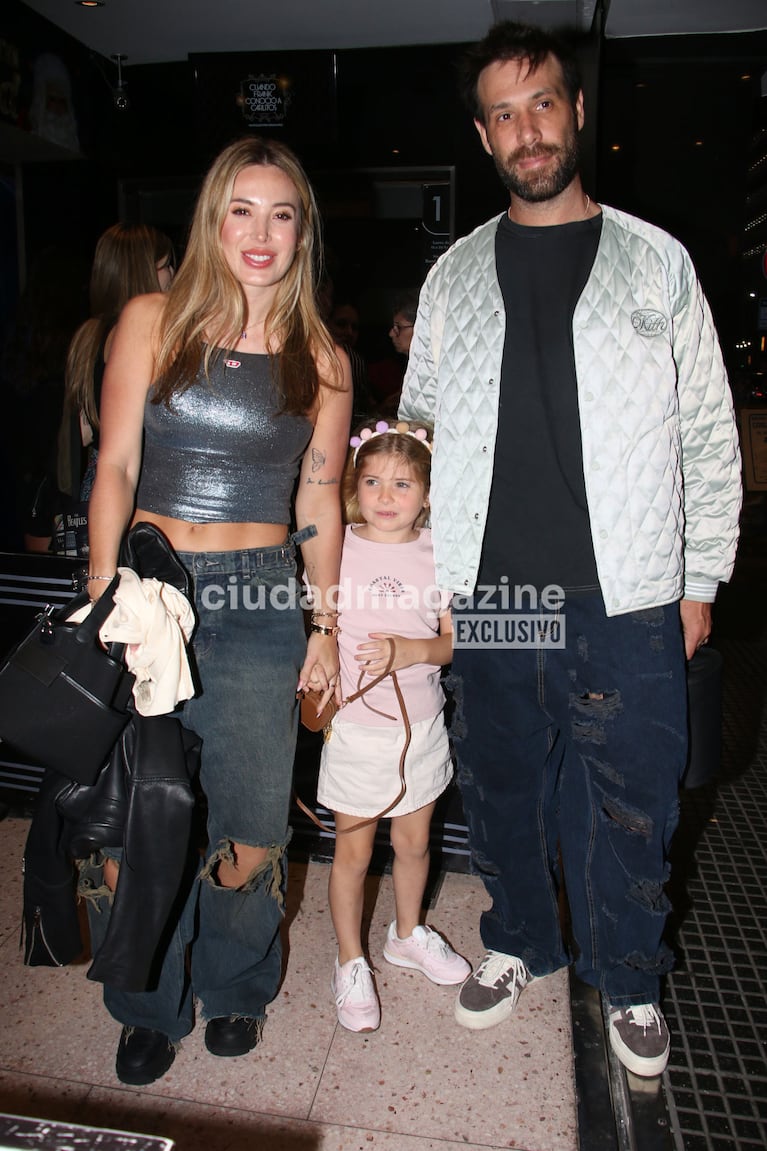 Jesica Cirio, Elías Piccirillo y Chloe Insaurralde en el estreno de Una Mágica Navidad de Flavio y Dionisio Mendoza (Foto: Movilpress).