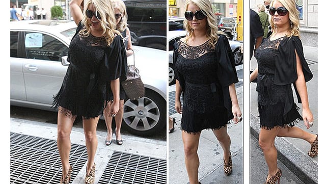 Jessica Simpson no sabe caminar con tacos  