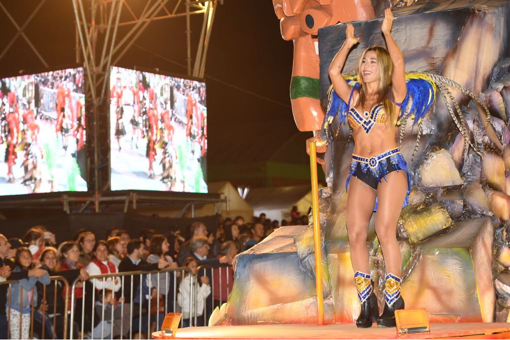 Jimena Barón bailó a pura sensualidad en el Carnaval de Dolores