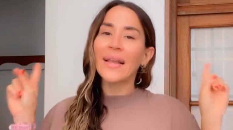 Jimena Barón eligió una planta tropical para decorar su living.