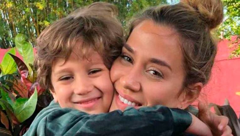 Jimena Barón le tiñó el pelo a su hijo Momo.