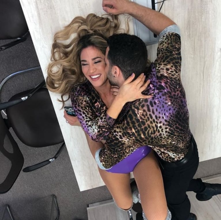 Jimena Barón y Mauro Caiazza, a los besos en una oficina de ShowMatch: ¡mirá las fotos!