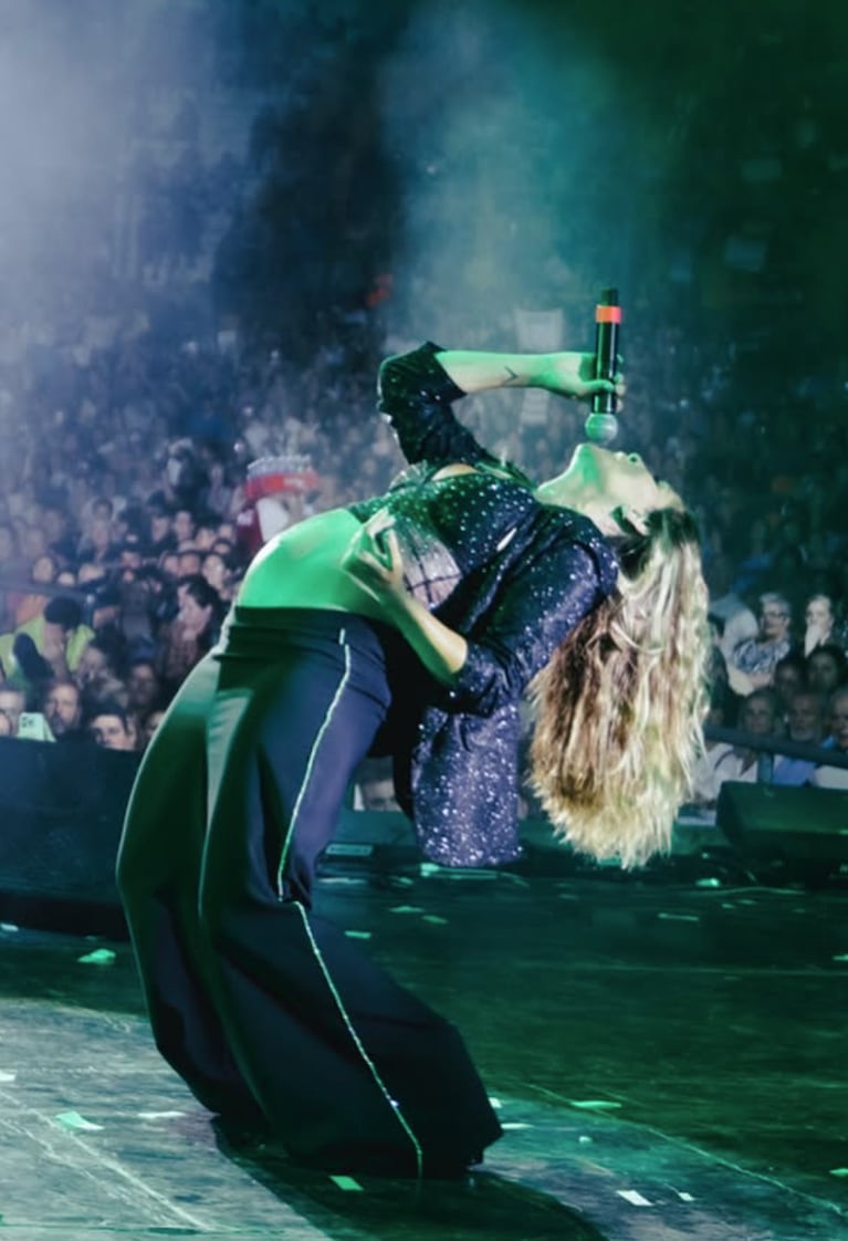 Jimena cantó y bailó embarazada.