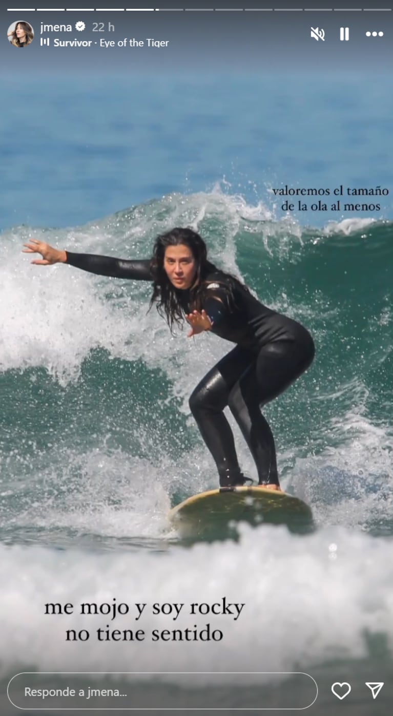 JImena se animó a surfear una ola.