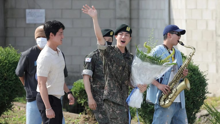 Jin se convirtió en el primer miembro de BTS en terminar el servicio militar obligatorio