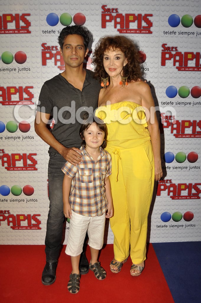 Joaquín Furriel y Patricia Palmer con su familia de ficción (Foto: Jennifer Rubio).