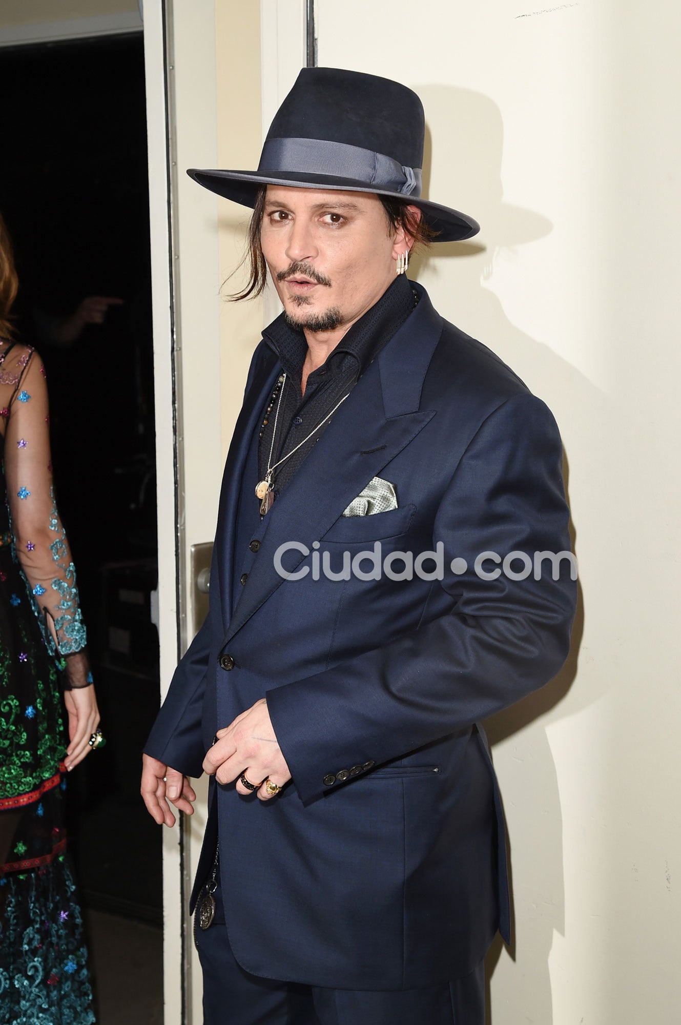 Johnny Depp y su look siempre excéntrico en los Hollywood Film Awards, ¡a pleno! (Fotos: AFP). 