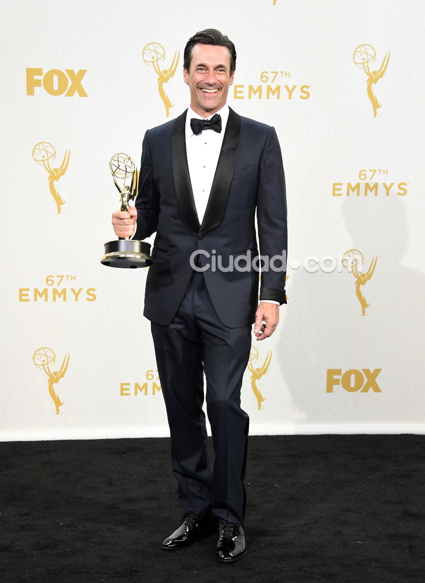 Jon Hamm, el sexy symbol de Mad Men, con su Emmy (Fotos: AFP).