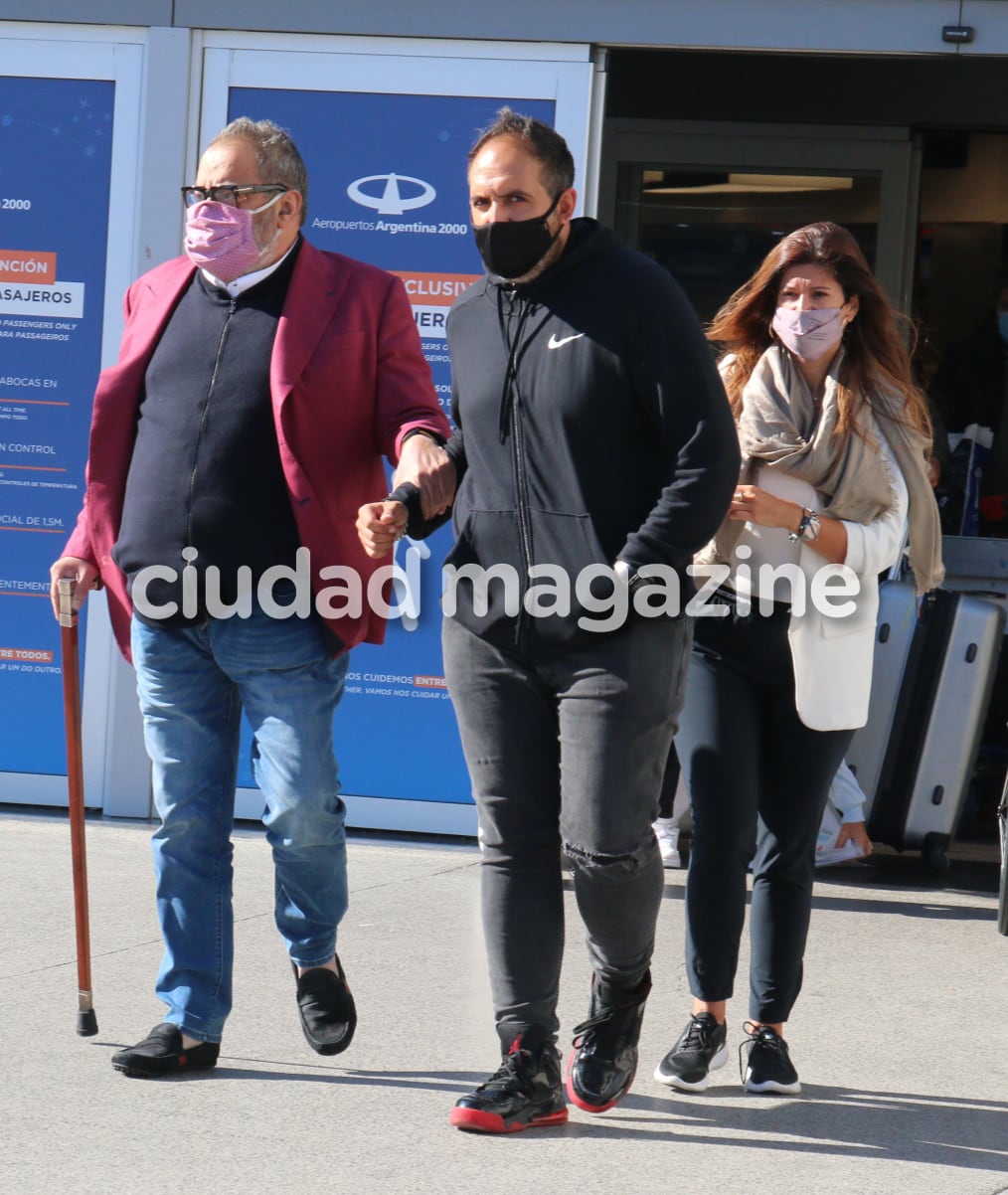 Jorge Lanata regresó al país con su novia, Elba Marcovecchio. Foto: Movilpress