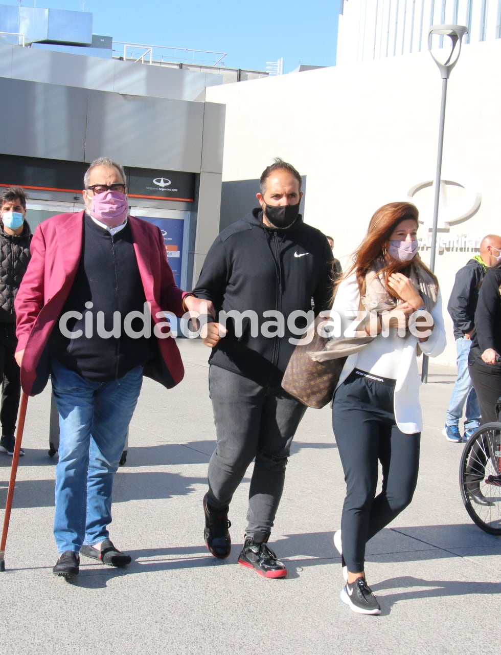 Jorge Lanata regresó al país con su novia, Elba Marcovecchio. Foto: Movilpress