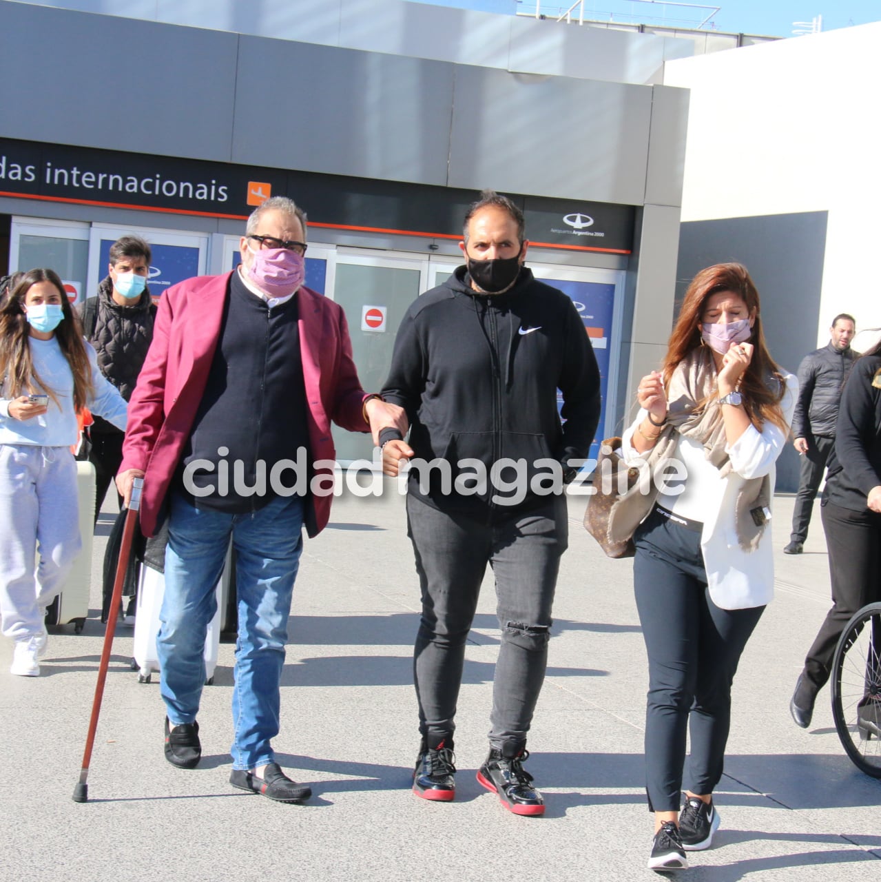 Jorge Lanata regresó al país con su novia, Elba Marcovecchio. Foto: Movilpress