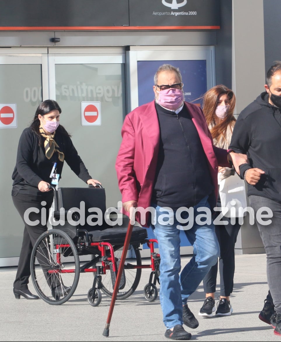 Jorge Lanata regresó al país con su novia, Elba Marcovecchio. Foto: Movilpress