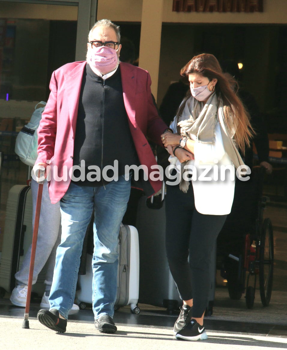 Jorge Lanata regresó al país con su novia, Elba Marcovecchio. Foto: Movilpress