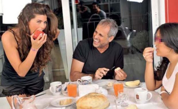 Jorge Rial, en pleno desayuno familiar. (Foto: revista Gente)