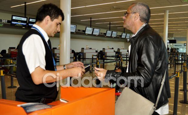 Jorge Rial le muestra su DNI al oficial del aeropuerto. Se lo vio de muy buen humor. (Foto: Jennifer Rubio - Ciudad.com)