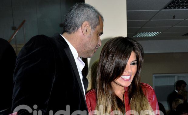 Jorge Rial y la Niña Loly, enamorados en el estreno de Flor de la V (Foto: Jennifer Rubio). 