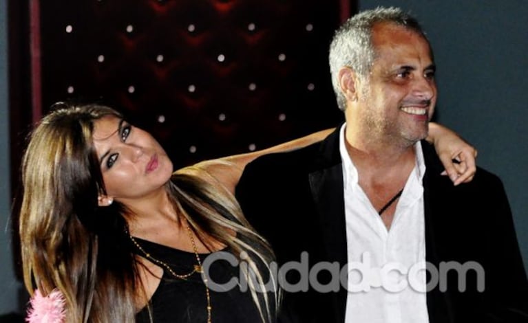 Jorge Rial y la Niña Loly, enamorados en el estreno de Flor de la V (Foto: Jennifer Rubio). 