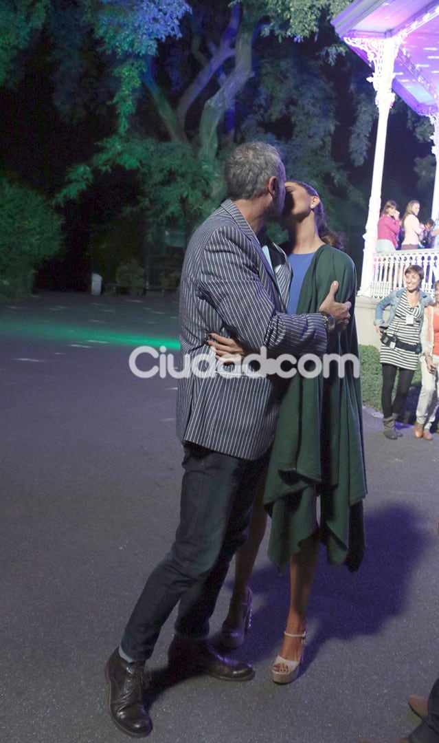 Jorge Rial y Loly Antoniale, mimosos en el rodaje de Locos Sueltos en el zoo. (Foto: Movilpress)