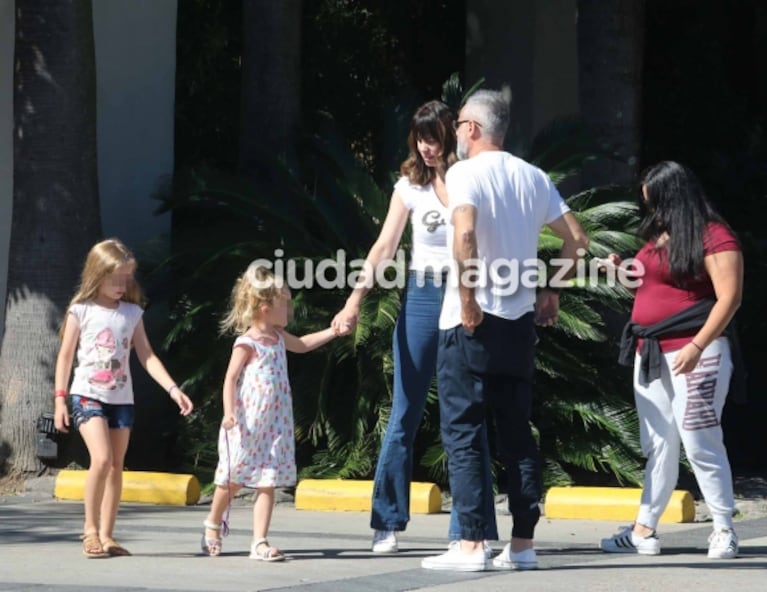 Jorge Rial y Romina Pereiro, enamorados junto a sus hijas: almuerzo en familia