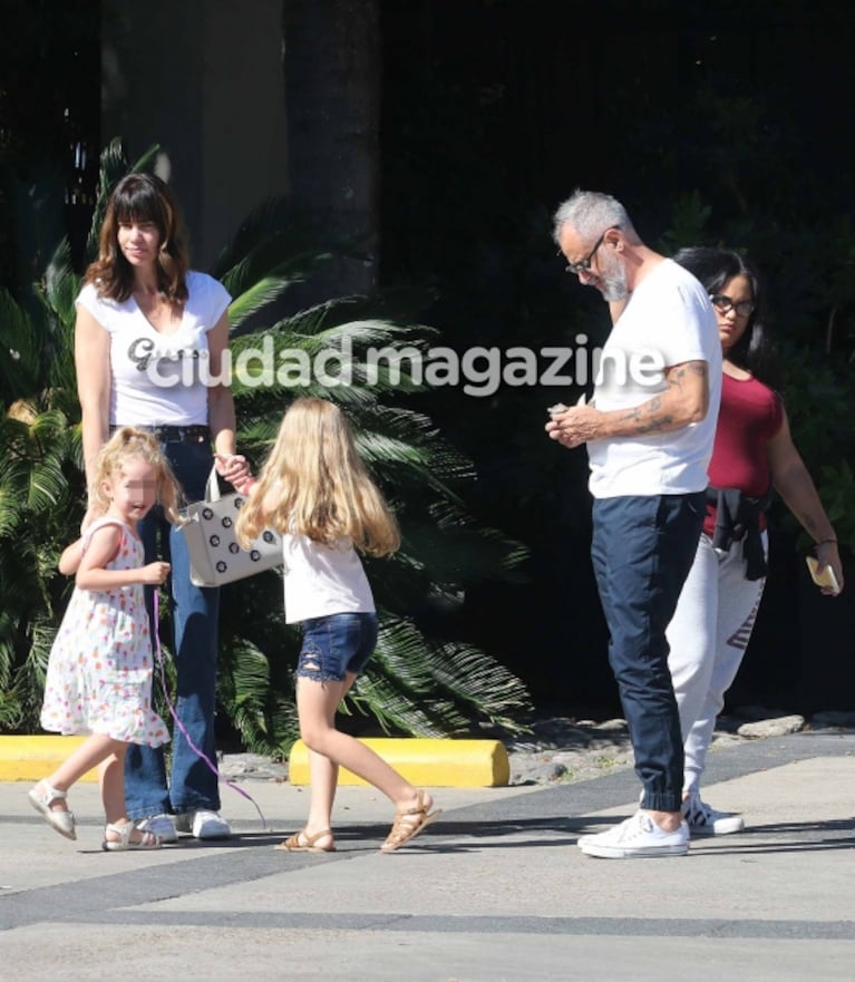 Jorge Rial y Romina Pereiro, enamorados junto a sus hijas: almuerzo en familia