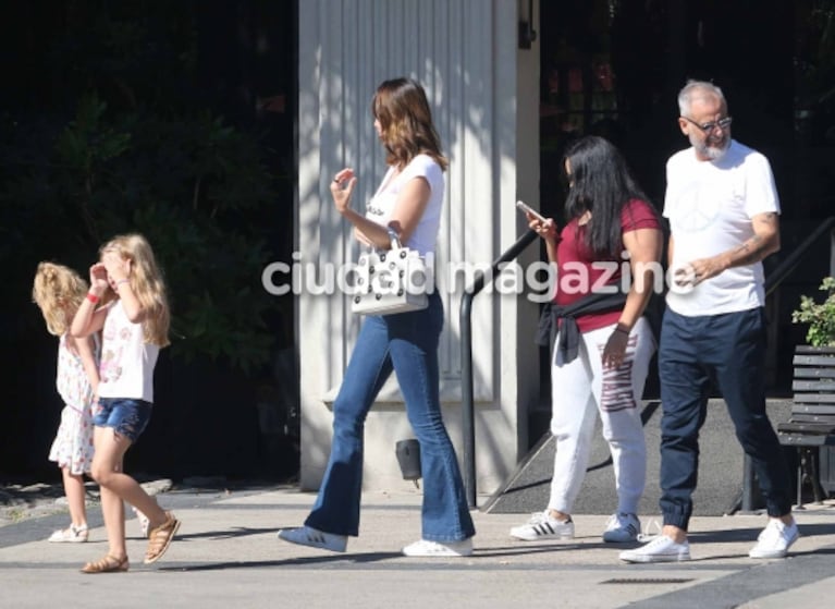 Jorge Rial y Romina Pereiro, enamorados junto a sus hijas: almuerzo en familia