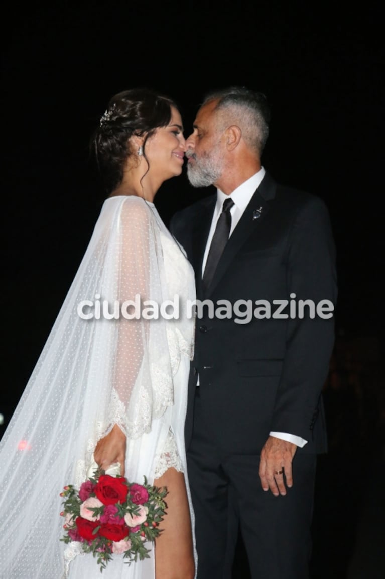 Jorge Rial y Romina Pereiro ya son marido y mujer: mirá sus elegantes looks, el anillo y el apasionado beso