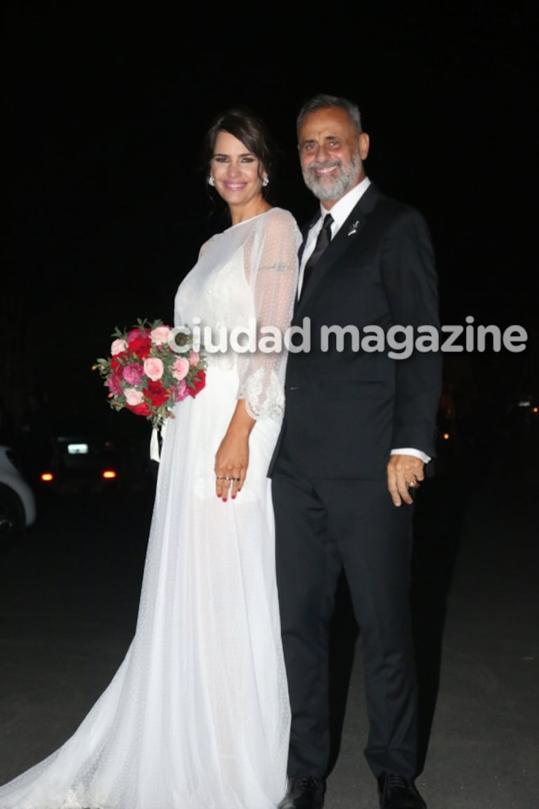 Jorge Rial y Romina Pereiro ya son marido y mujer: mirá sus elegantes looks, el anillo y el apasionado beso