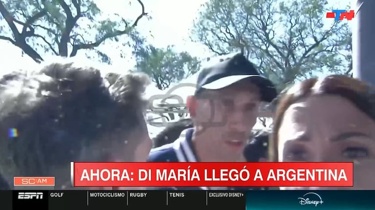 Jorgelina Cardoso, la esposa de Ángel Di María, explotó a los gritos en el aeropuerto por un problema con una de sus hijas.