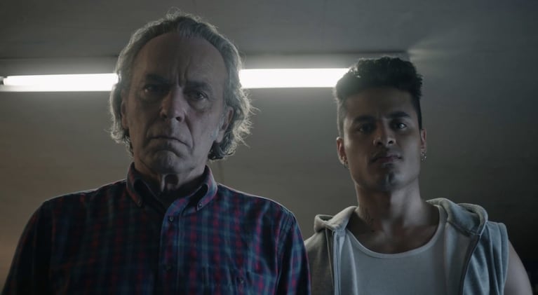 José Coronado como "Tirso Abantos" y Felipe Londoño como "Nelson Gutiérrez" en "Entrevías" de Netflix. 