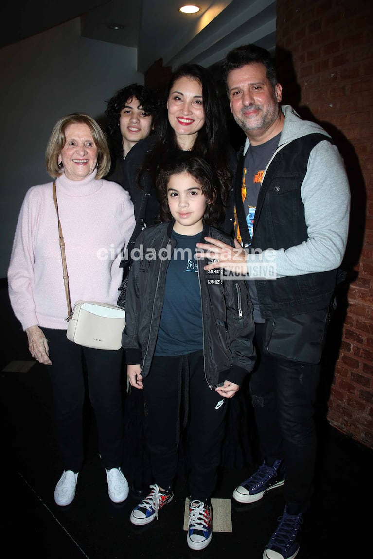 José María Listorti y su familia en el estreno de Tertawa (Foto: Movilpress).