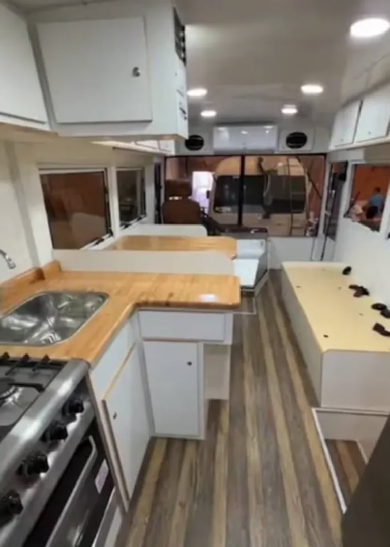 José mostró cómo es por dentro su motorhome. Foto: IG | josebiancook