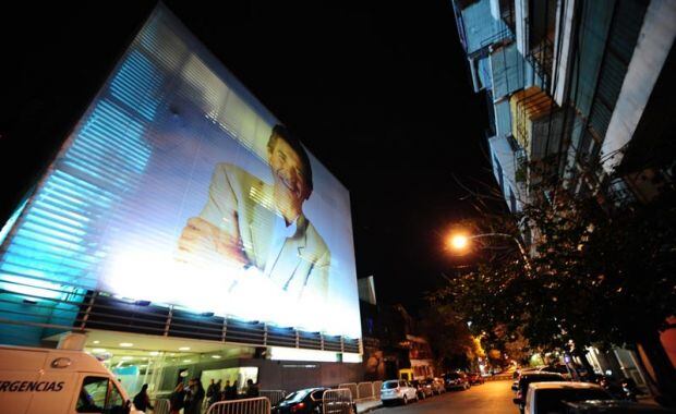 Juan Alberto Badía, en la entrada del edificio de Ideas del sur, iluminado de noche. (Foto: Ideas)