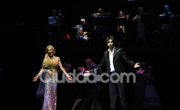 Juan Darthés y Luciana Salazar cantando uno de los tangos del show (Foto: Jennifer Rubio). 