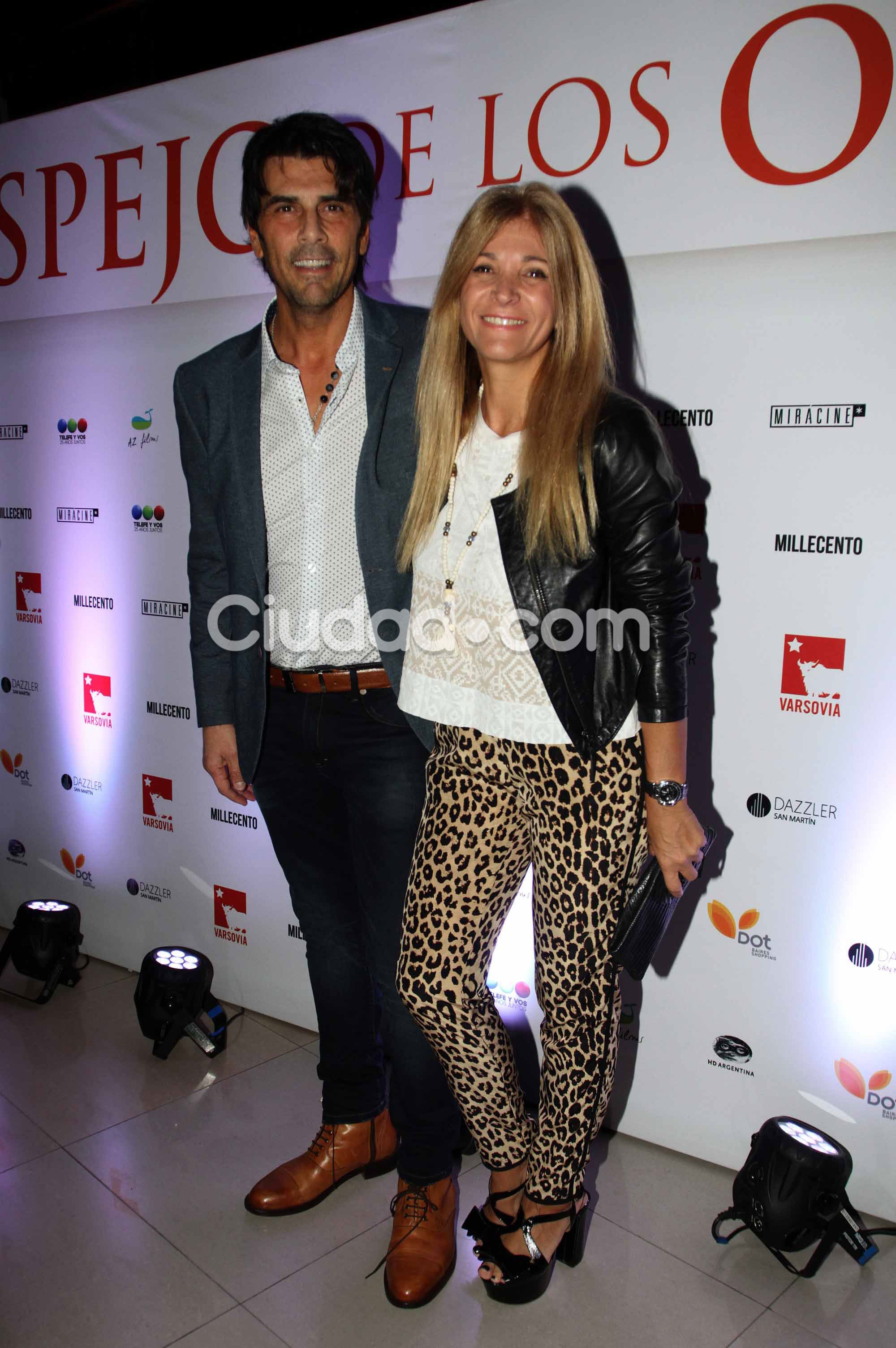 Juan Darthés y María, en el estreno de El espejo de los otros (Foto: Movilpress)