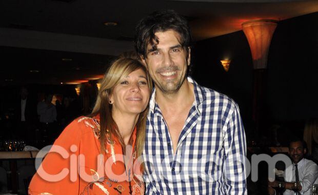 Juan Darthés y su mujer, enamorados en el estreno (Foto: Jennifer Rubio). 