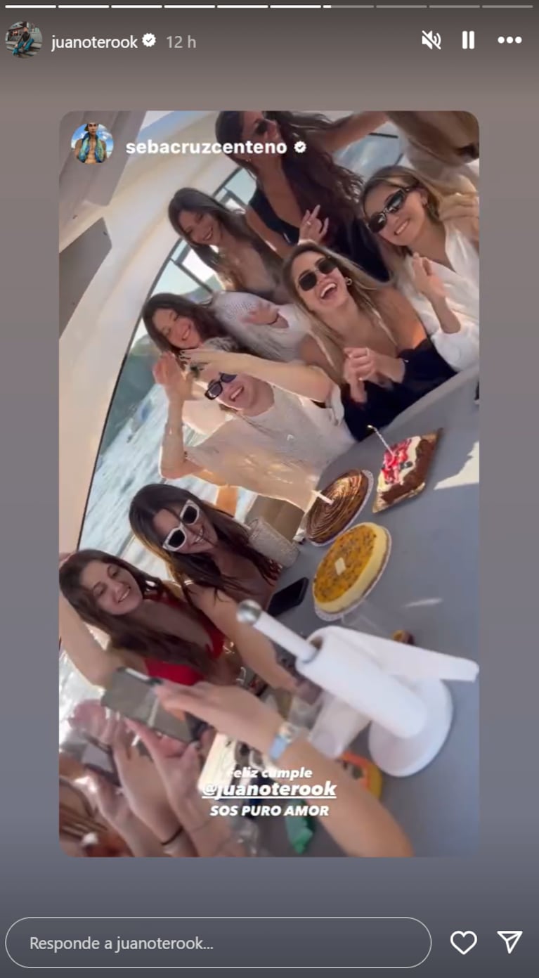 Juan en su cumple con sus amigas.