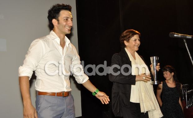 Juan Minujín y Cristina Banegas sobre el escenario de los Premios Sur (Foto: Jennifer Rubio). 