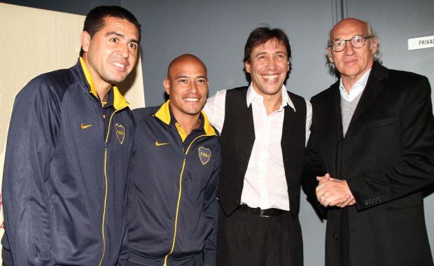 Juan Román Riquelme, Clemente Rodríguez y Carlos Bianchi con Gianola. (Foto: prensa Javier Faroni)