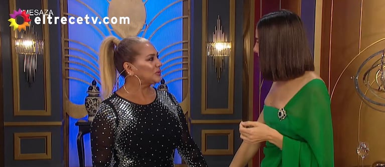 Juana presentó a Gladys antes de pasar a la mesa.