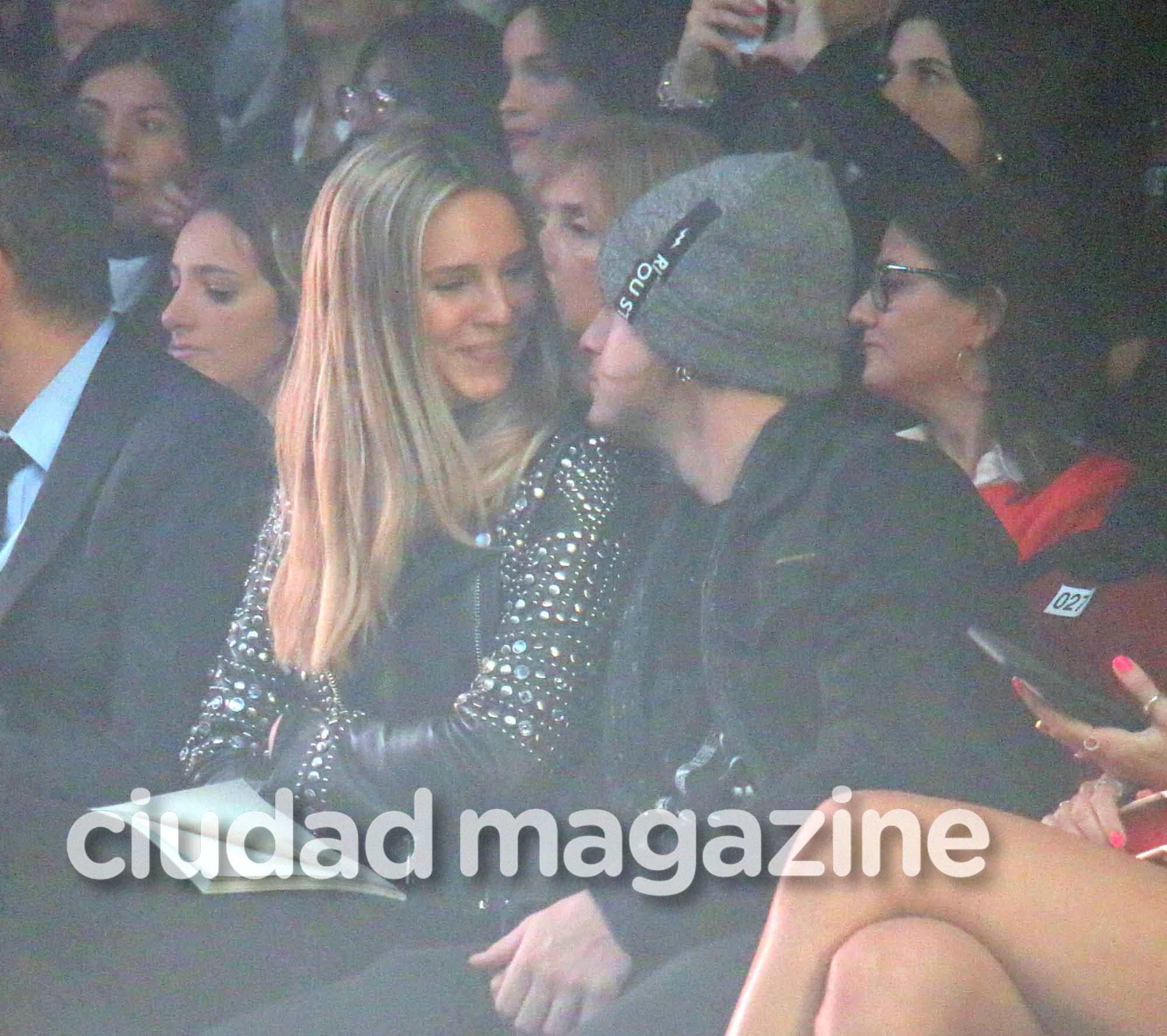 Juana Tinelli, muy enamorada con Mika Bonomi en un evento familiar en el Bafweek. (Foto: Movilpress)