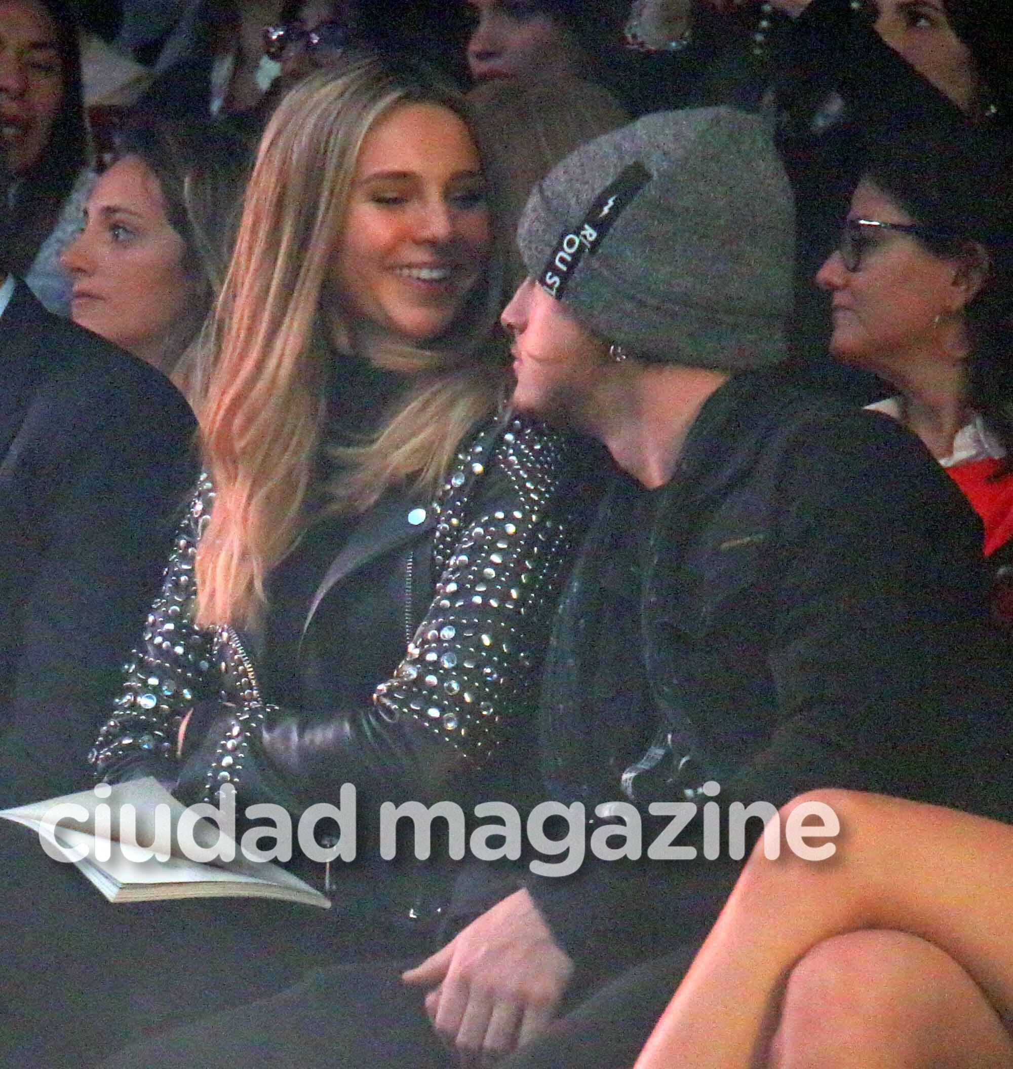 Juana Tinelli, muy enamorada con Mika Bonomi en un evento familiar en el Bafweek. (Foto: Movilpress)