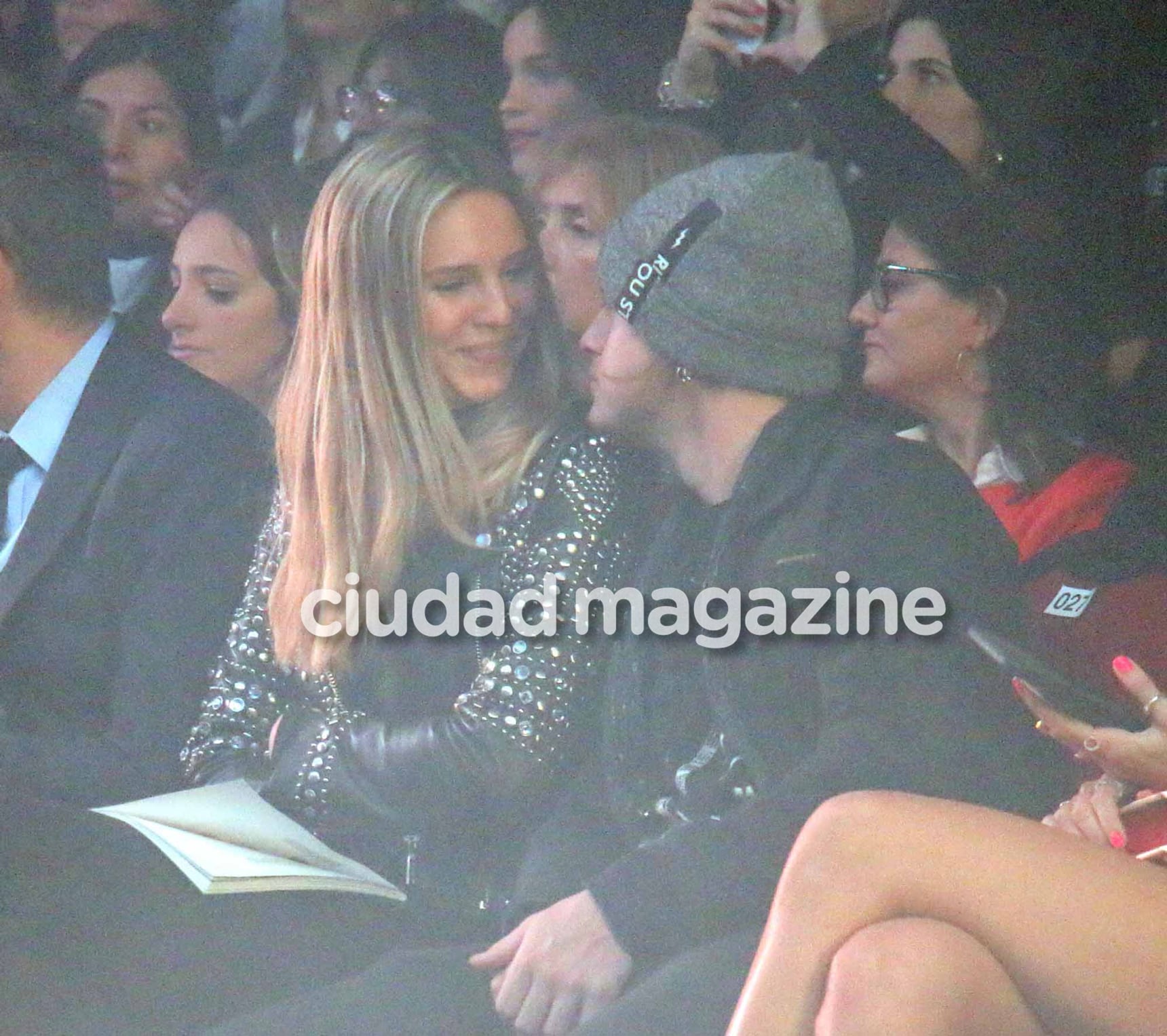 Juana Tinelli y Mika Bonomi, en el desfile de Mica Tinelli. (Foto: Movilpress)