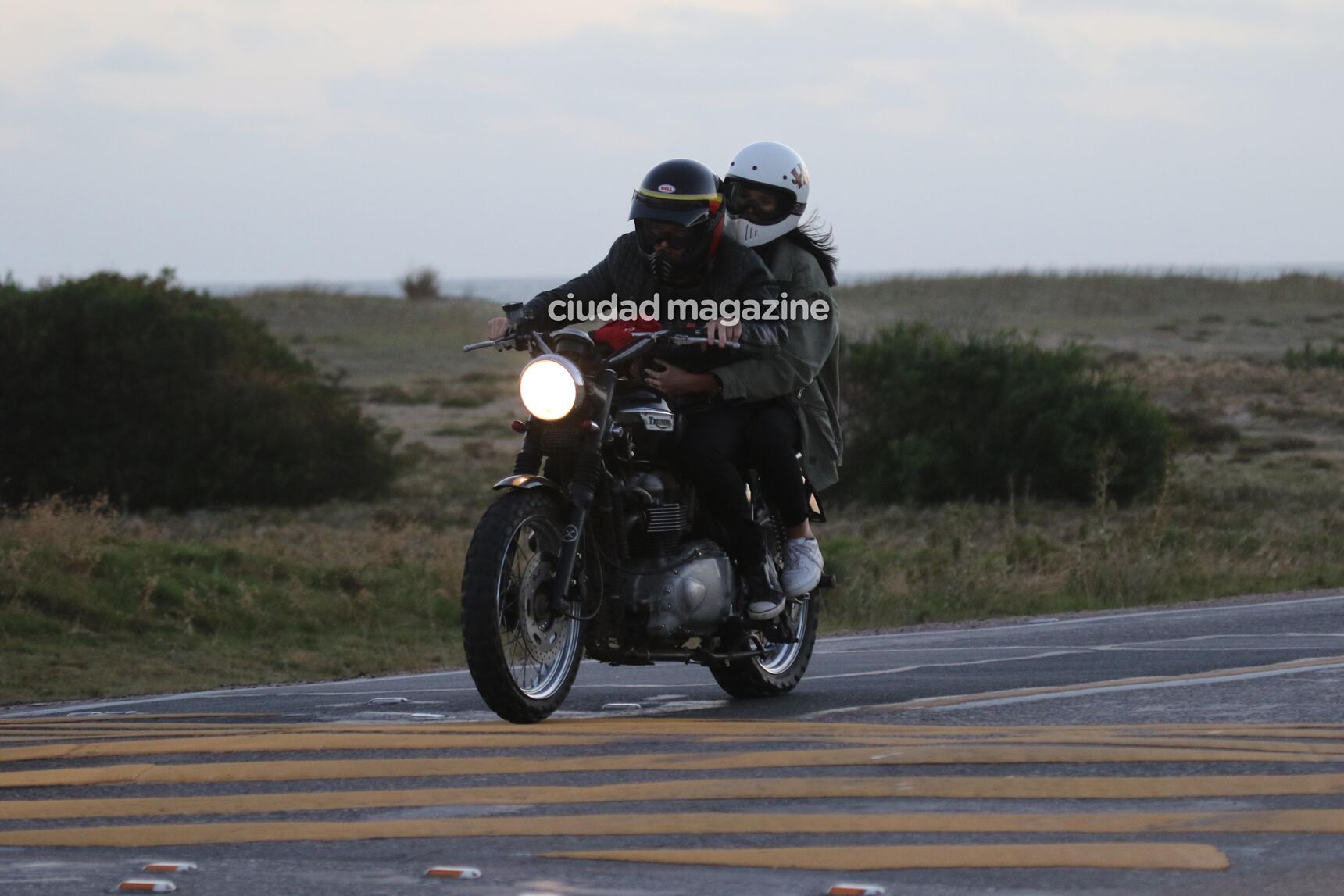 Juana Tinelli y Mika Bonomi, romance en Punta del Este. (Foto: GM Press)