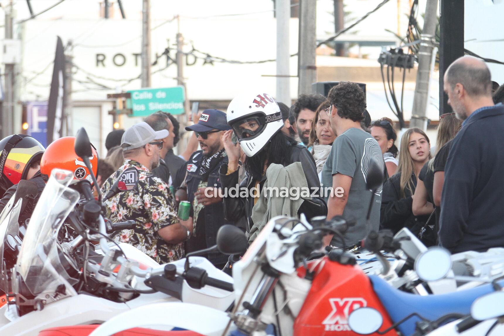 Juana Tinelli y Mika Bonomi, romance en Punta del Este. (Foto: GM Press)