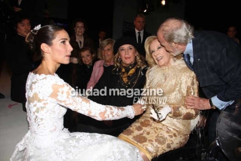 Juana Viale sorprendió a Mirtha Legrand desfilando vestida de novia: las fotos del momento y la emoción de la diva