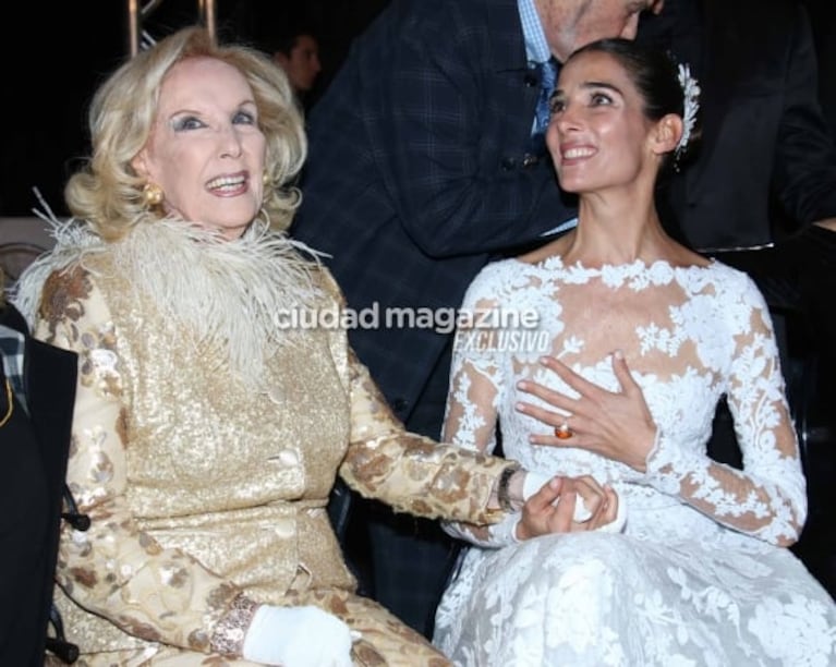 Juana Viale sorprendió a Mirtha Legrand desfilando vestida de novia: las fotos del momento y la emoción de la diva