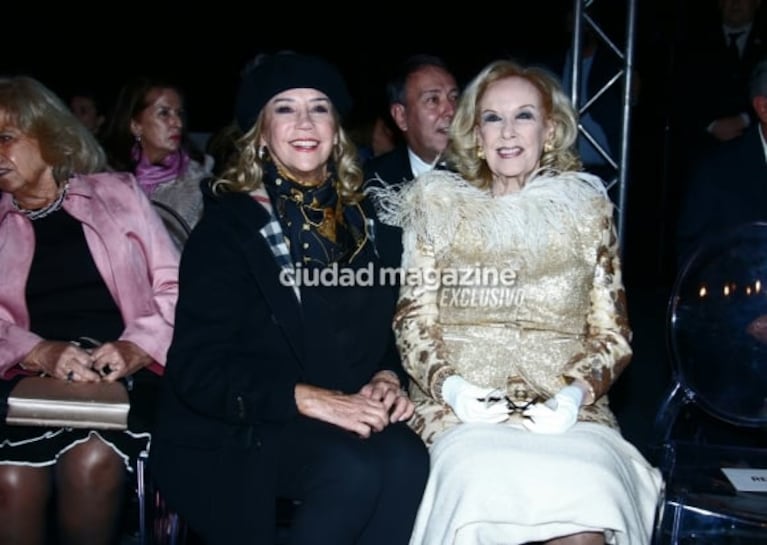 Juana Viale sorprendió a Mirtha Legrand desfilando vestida de novia: las fotos del momento y la emoción de la diva