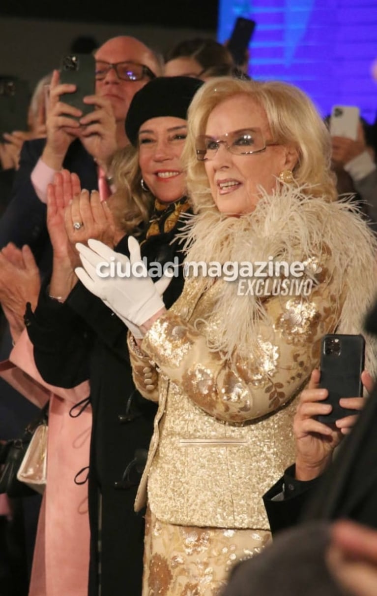 Juana Viale sorprendió a Mirtha Legrand desfilando vestida de novia: las fotos del momento y la emoción de la diva